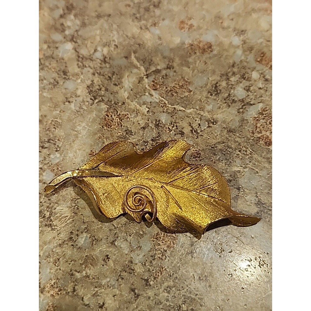 VINTAGE SIGNED BSK GOLD TONE LEAF BROOCH PIN